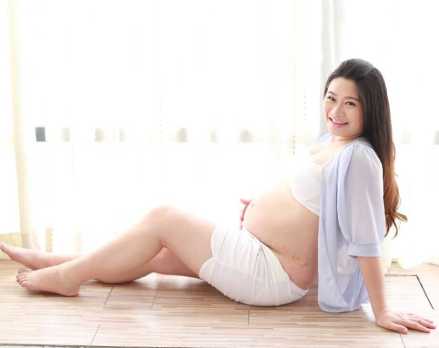 妊娠期29周时，腹部出现发硬发紧感并伴有轻微疼痛。